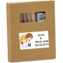 Crayons de couleur dans une boîte kraft personnalisée avec un autocollant de mariage avec noms et date