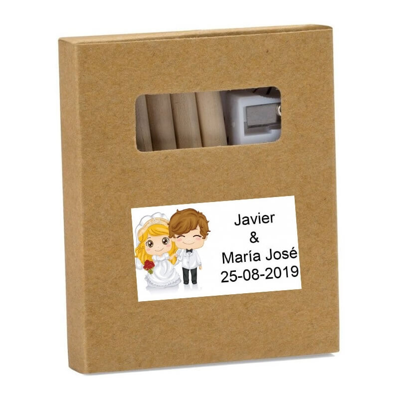 Crayons de couleur dans une boîte kraft personnalisée avec un autocollant de mariage avec noms et date