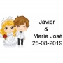 Crayons de couleur dans une boîte kraft personnalisée avec un autocollant de mariage avec noms et date