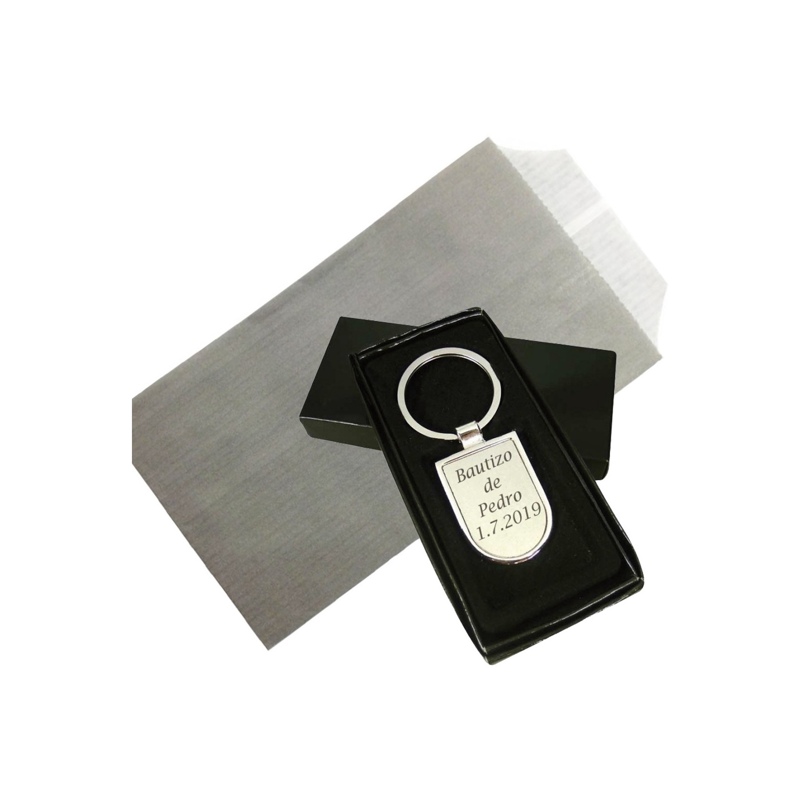 Porte-clés en métal gravé au laser présenté dans une enveloppe kraft grise personnalisée