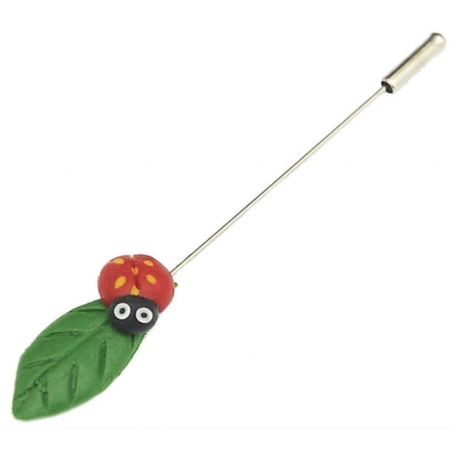 Épingle coccinelle en fleur pour invitées de mariage