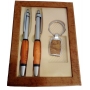 Ensemble stylo et porte-clés avec détails couleur bois présenté dans une boîte à fenêtre