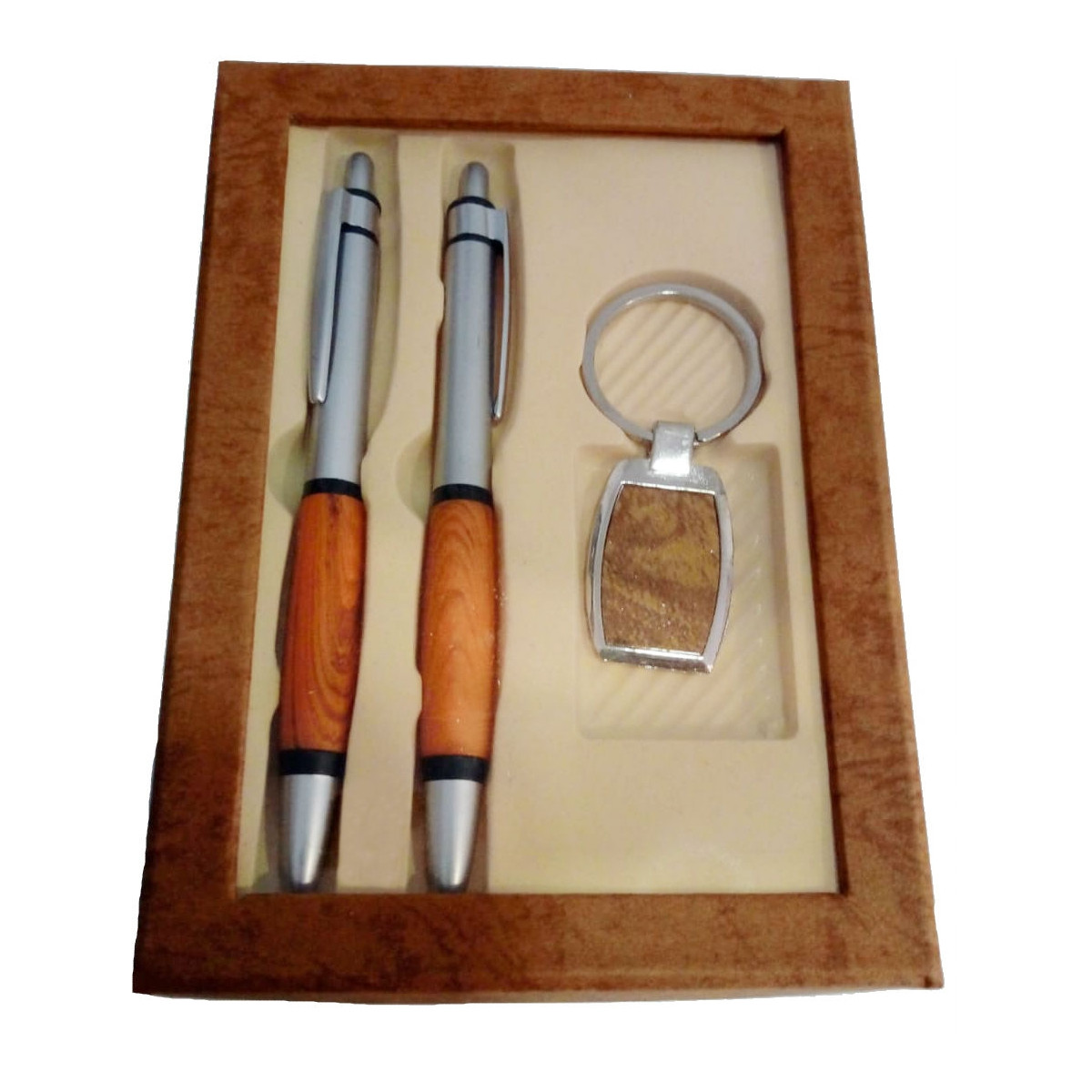 Ensemble stylo et porte-clés avec détails couleur bois présenté dans une boîte à fenêtre