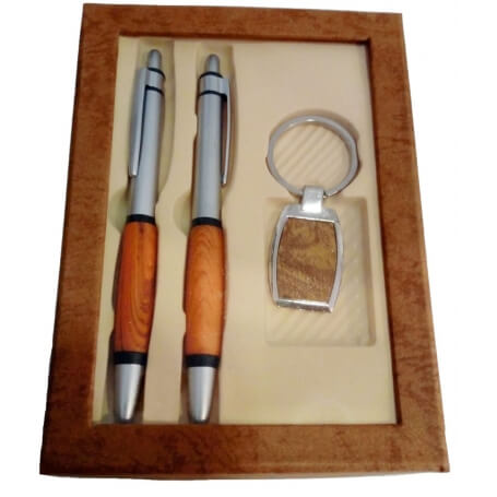 Ensemble stylo et porte-clés avec détails couleur bois présenté dans une boîte à fenêtre