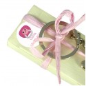 Porte-clés et boîte personnalisée avec des dragées pour des cadeaux de baptême