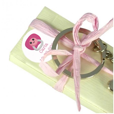 Porte-clés et boîte personnalisée avec des dragées pour des cadeaux de baptême