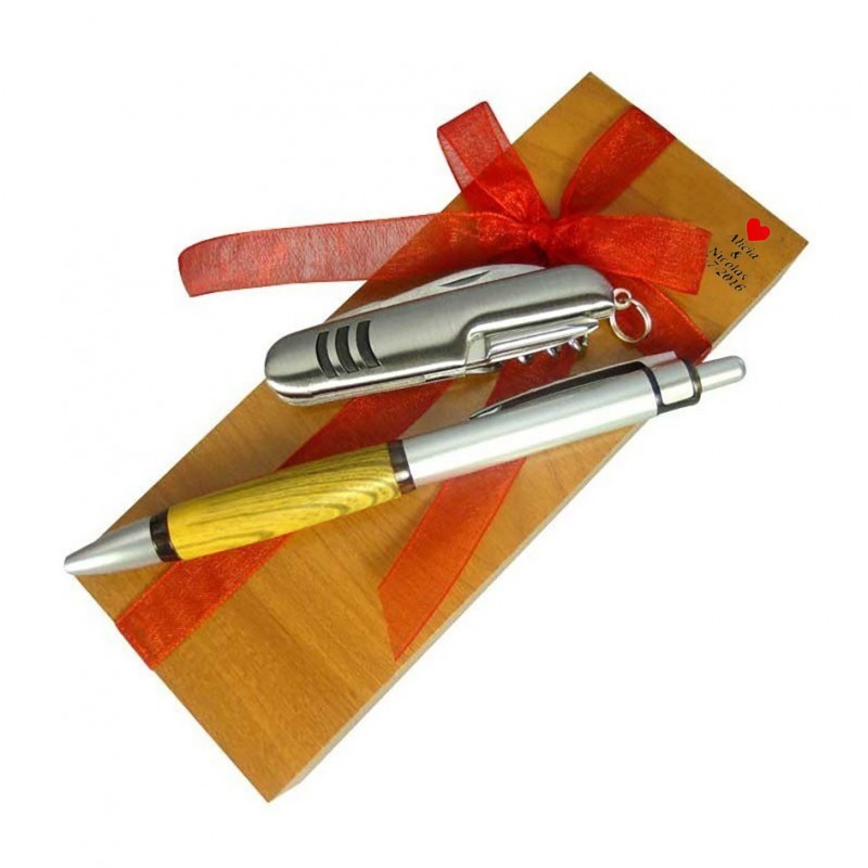 Stylo et couteau personnalisés dans une boîte en bois pour les cadeaux des invités de mariage