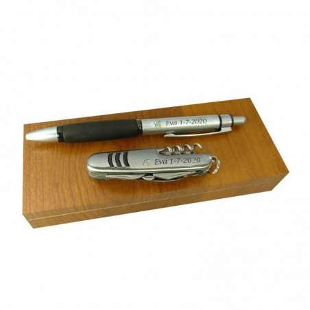 Couteau et stylo dans une boîte en bois personnalisée pour des souvenirs de baptême