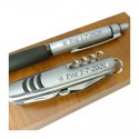Couteau et stylo dans une boîte en bois personnalisée pour des souvenirs de baptême