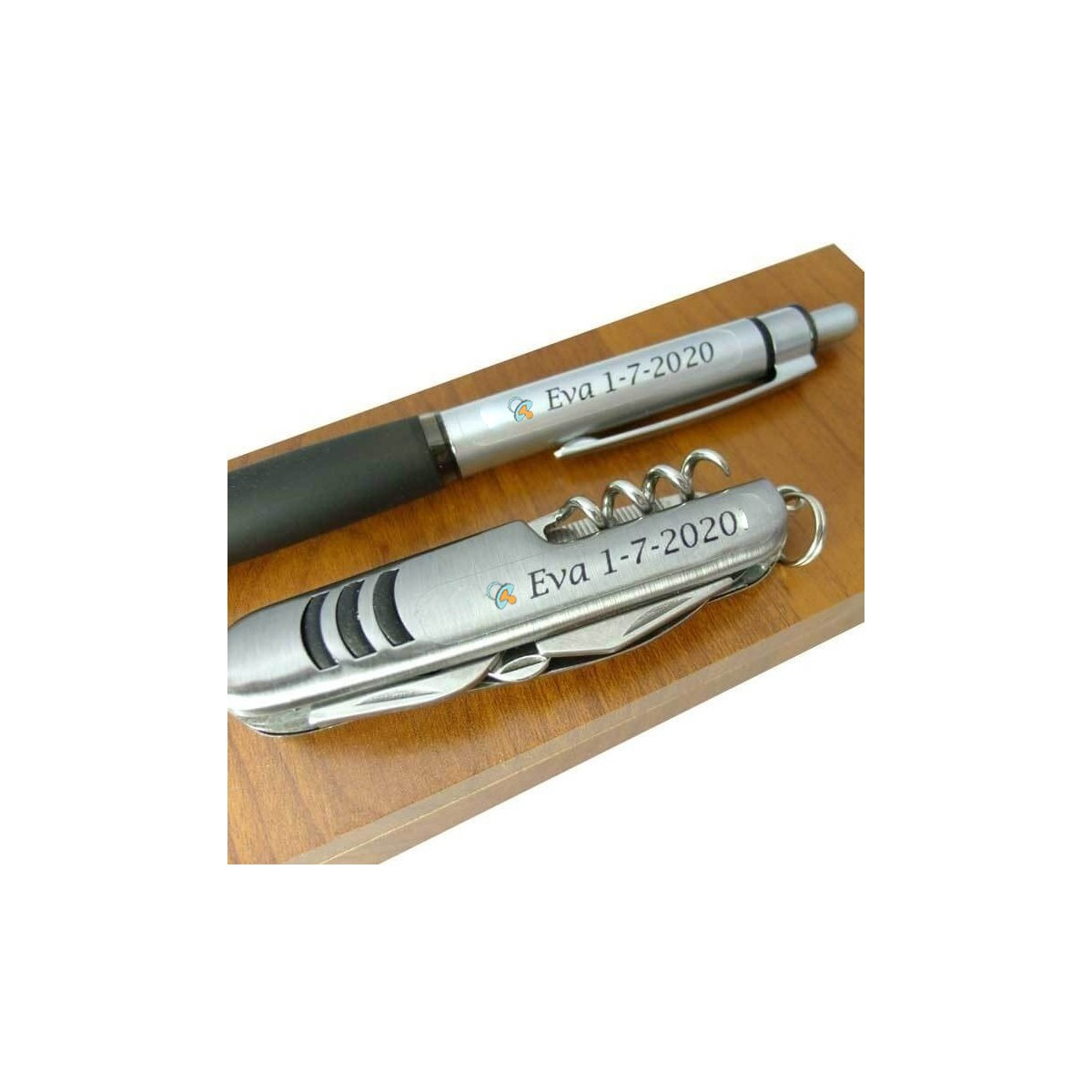 Couteau et stylo dans une boîte en bois personnalisée pour des souvenirs de baptême