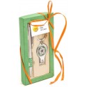 Stylo et porte-clés sur le thème du football présentés dans une boîte en carton décorée avec une carte de baptême personnalisée