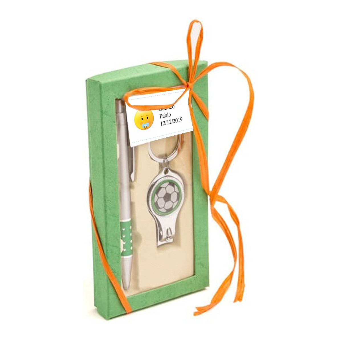 Stylo et porte-clés sur le thème du football présentés dans une boîte en carton décorée avec une carte de baptême personnalisée