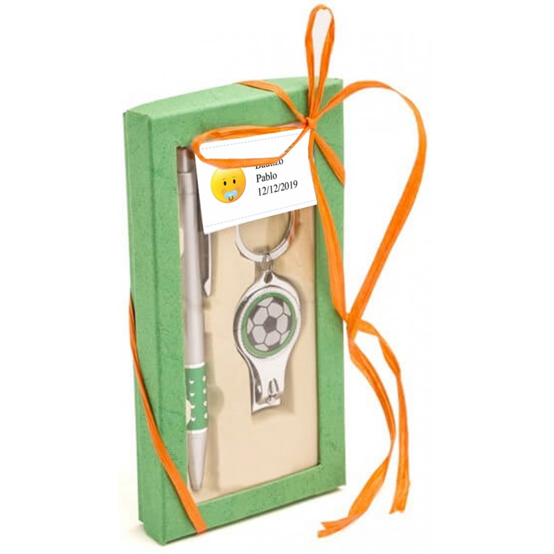 Stylo et porte-clés sur le thème du football présentés dans une boîte en carton décorée avec une carte de baptême personnalisée