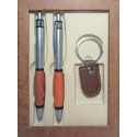 Ensemble stylo et porte-clés avec détails couleur bois présenté dans une boîte à fenêtre