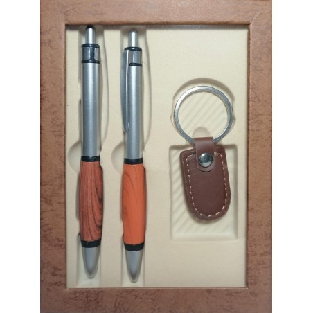 Ensemble stylo et porte-clés avec détails couleur bois présenté dans une boîte à fenêtre