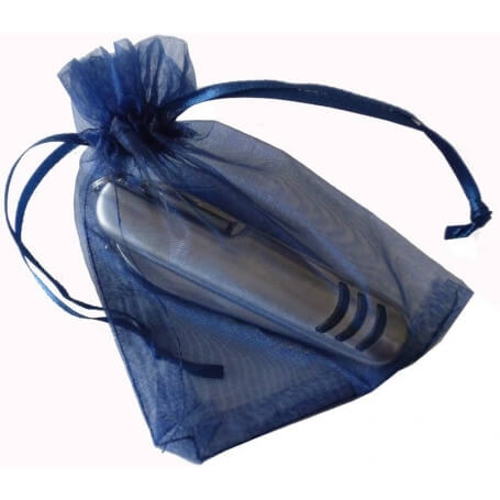 Couteau de poche multi-outils dans un sac en organza