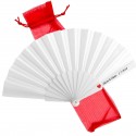 Éventail blanc personnalisé avec autocollant en forme de cœur présenté dans un sac en organza rouge