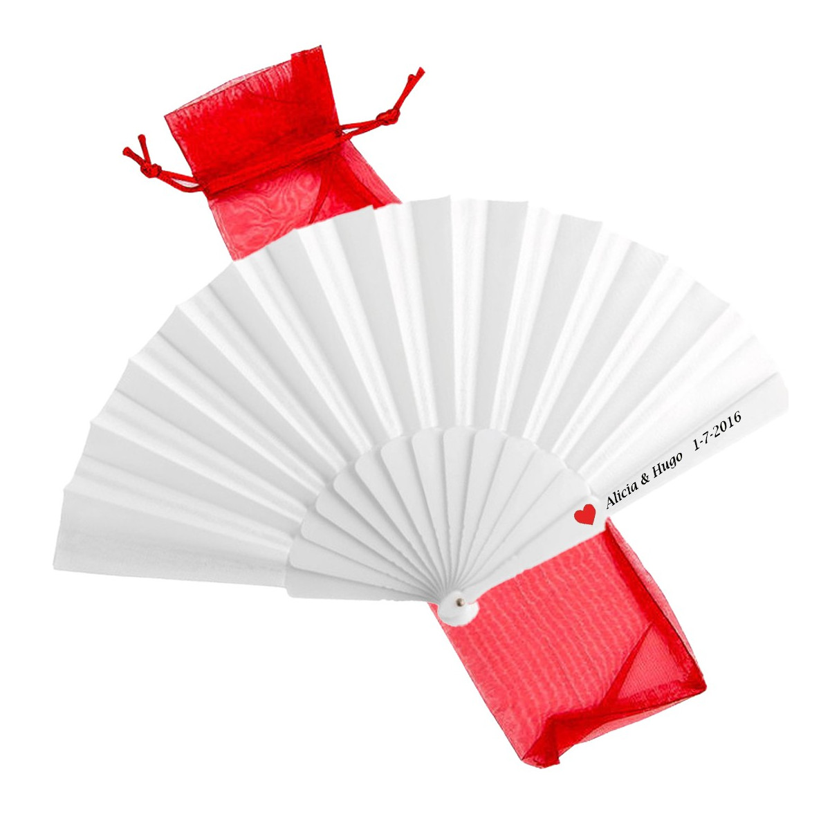 Éventail blanc personnalisé avec autocollant en forme de cœur présenté dans un sac en organza rouge
