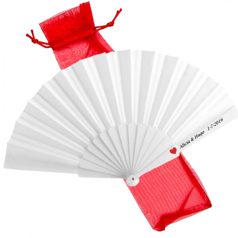 Éventail blanc personnalisé avec autocollant en forme de cœur présenté dans un sac en organza rouge