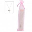 Chaîne avec pendentif croix dans un sachet en organza