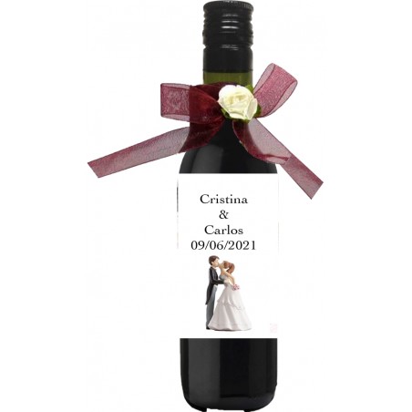Vin rouge décoré avec un autocollant de mariage personnalisé