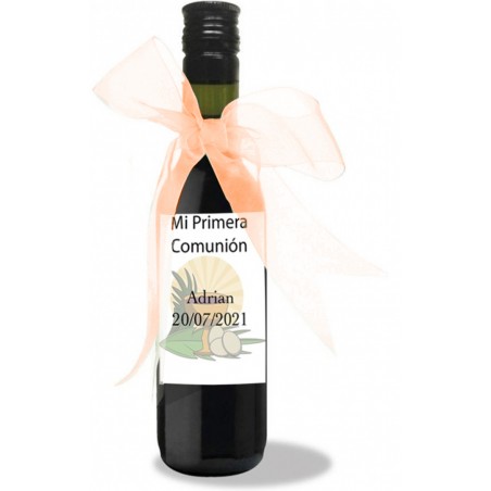 Vin rouge décoré avec un autocollant de communion personnalisé