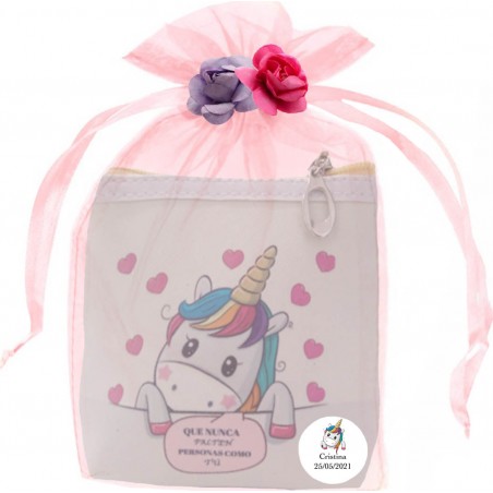 Porte monnaie carré licorne personnalisé et présenté dans un sachet avec des fleurs en papier