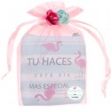 Porte monnaie carré flamants roses personnalisé et présenté dans un sac à fleurs