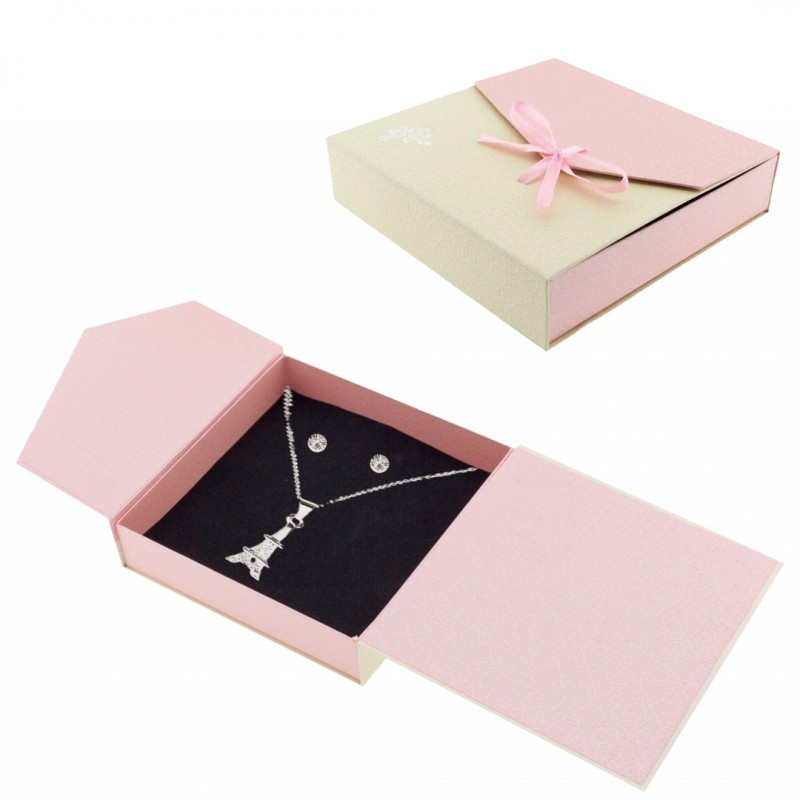 Pendentif Et Boucles D'oreilles Dans Une Boîte Cadeau Avec Autocollant Personnalisé Pendentif Et Boucles D'oreilles Dans Une Boîte Cadeau Avec Autocollant Personnalisé