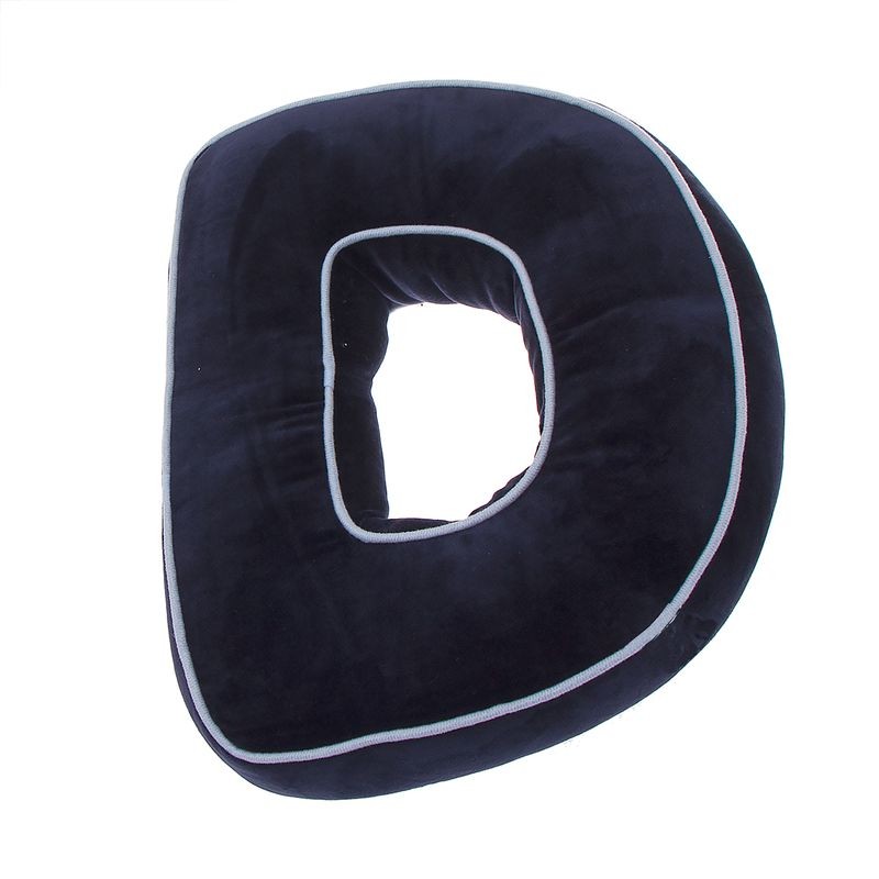 Coussin bleu marine en forme de lettre D