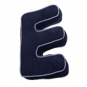 Coussin bleu marine en forme de lettre E