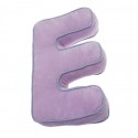 Coussin rose en forme de lettre E
