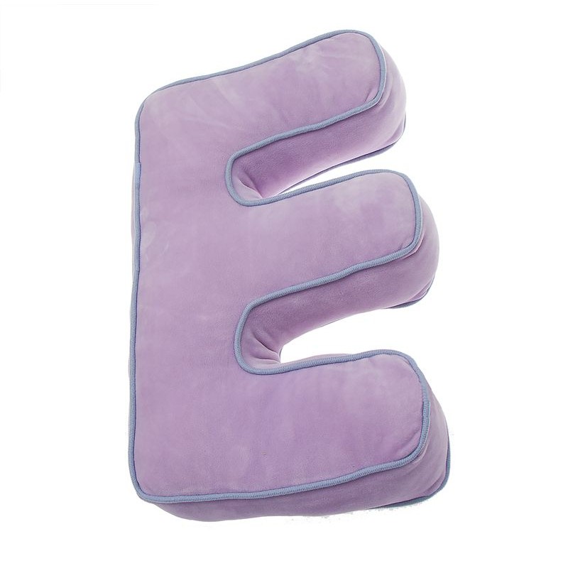 Coussin rose en forme de lettre E