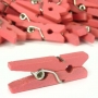 Pinces en bois couleur rose