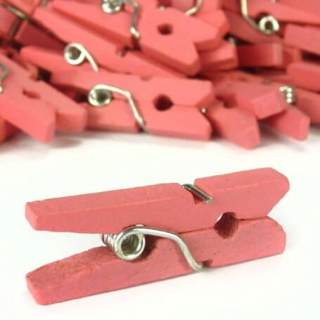 Pinces en bois couleur rose