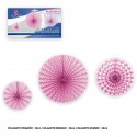 Ensemble de 3 pompons roses décoratifs à suspendre.