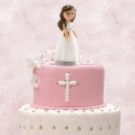 Figurine de fille pour gâteau de communion avec robe blanche et chapelet.