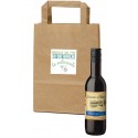 Bouteille de vin dans un sac en papier avec un autocollant de phrase