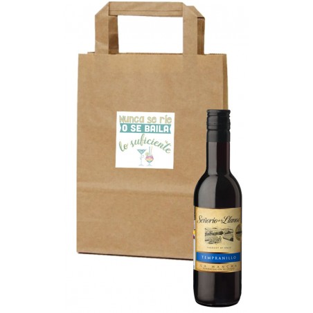 Bouteille de vin dans un sac en papier avec un autocollant de phrase