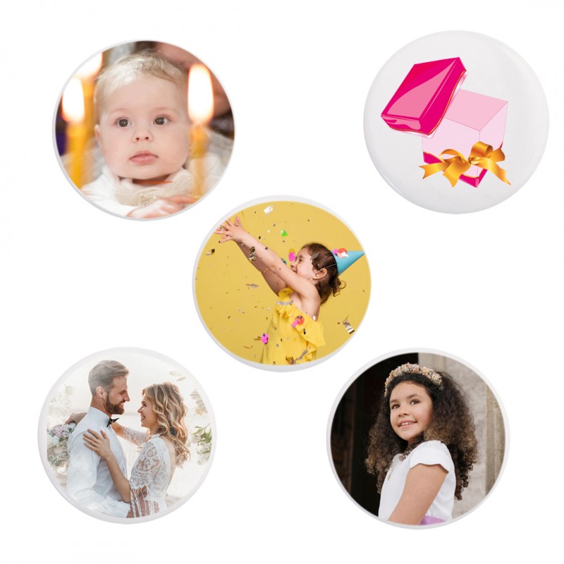 Badge personnalisé avec photo ou logo pour mariages, baptêmes, communions, anniversaires et entreprises.