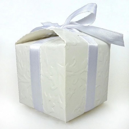Baume à lèvres présenté dans une boîte cadeau avec un autocollant de Noël