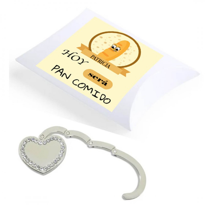 Cintre pour sac coeur présenté dans une boîte cadeau personnalisée avec nom