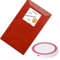 Chargeur sans fil dans une enveloppe kraft rouge personnalisée avec un autocollant « Tu es important pour moi ».