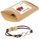 Bracelet infini dans une boîte kraft personnalisée avec un autocollant nominatif : « Tu es le meilleur. »