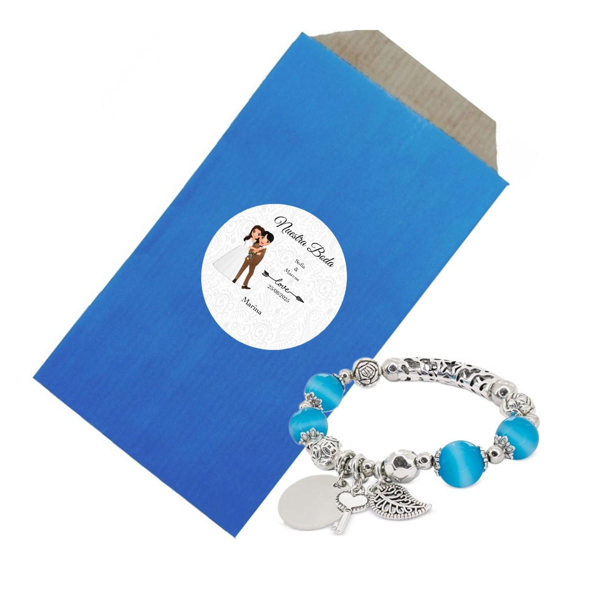 Bracelet dans une enveloppe kraft bleue avec adhésif personnalisé avec le nom de l invité et des mariés