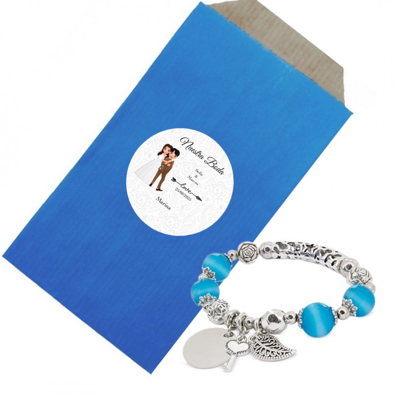 Bracelet dans une enveloppe kraft bleue avec adhésif personnalisé avec le nom de l'invité et des mariés
