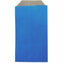 Bracelet dans une enveloppe kraft bleue avec adhésif personnalisé avec le nom de l'invité et des mariés