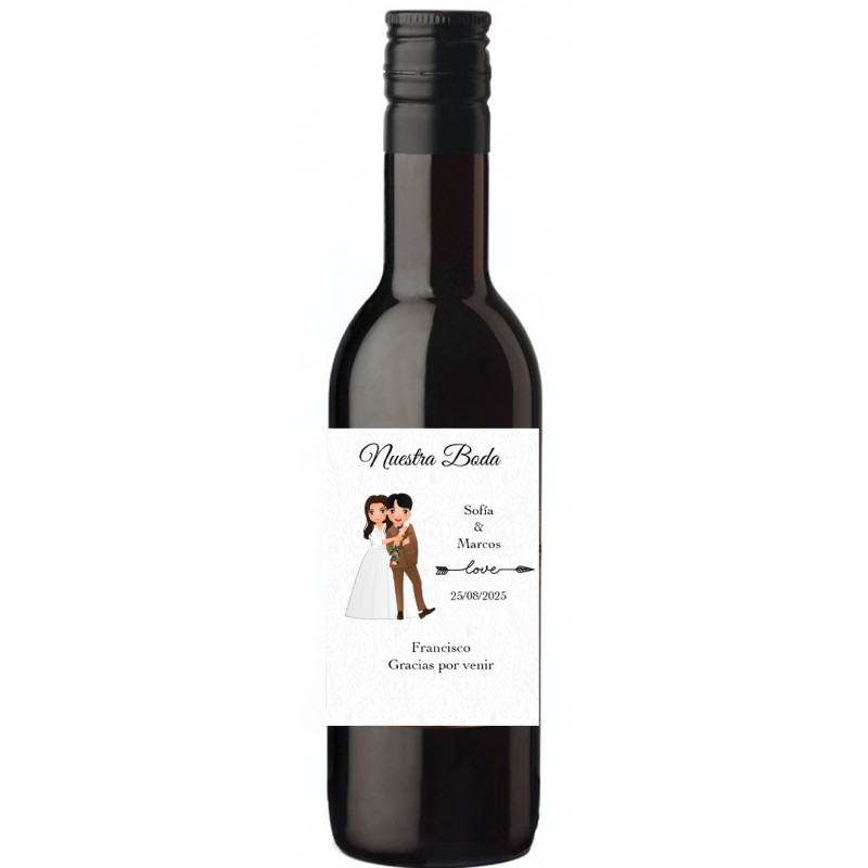 Vin avec autocollant personnalisé avec les noms des invités et des mariés pour les mariages