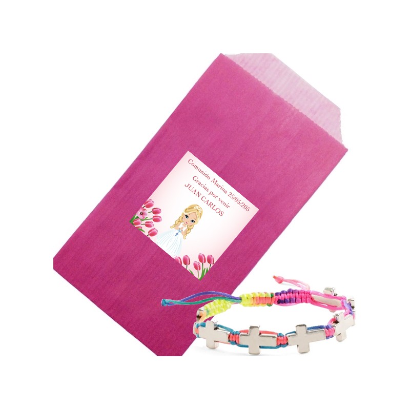Bracelet croix présenté dans une enveloppe kraft avec adhésif personnalisé avec le nom de l'invité Bracelet croix présenté dans une enveloppe kraft avec adhésif personnalisé avec le nom de l'invité