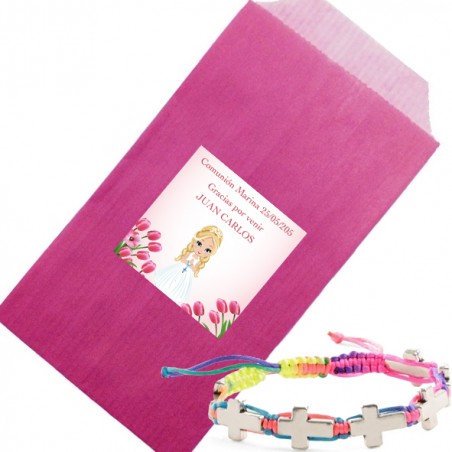 Bracelet croix présenté dans une enveloppe kraft avec adhésif personnalisé avec le nom de l invité